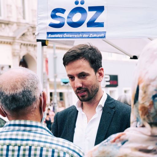 Hakan Gördü mit muslimischen Bürgerinnen und
Bürgern.