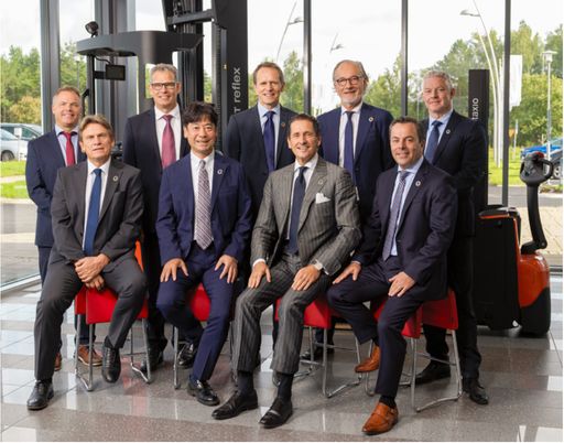 Vorschau Bild von Das Toyota Material Handling Europe
Direktoren-Team: hintere Reihe von li. nach re.: Niclas Sternerup,
SVP R&D // Patric Hed, SVP Logistics Solutions // Per Fyrenius, SVP
Corporate Development // Peter Damberg, SVP Human Resources // Lars
Hägerborg, SVP Finance // vordere Reihe von li. nach re.: Kristian
Björkman, SVP Supply Operations // Toro Suzuki, Chair Executive
Coordinator // Ernesto Dominguez, President // Ralph Cox, SVP Market
Operations