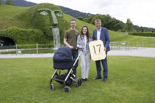 Stefan Isser (re.), Geschäftsführer der D.
Swarovski Tourism Services GmbH, gemeinsam mit Familie Hupp bei
ihrem Besuch in den Swarovski Kristallwelten.