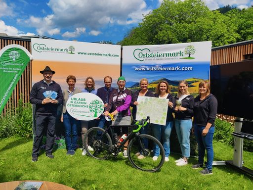 Das Team des Tourismusverbandes Oststeiermark mit
den Vertreterinnen von WEGES sowie Sandra Jenewein von Ride4Hope.