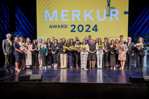  Die Gewinnerinnen und Gewinner der Merkur Awards
2024 mit ihren Laudatorinnen und Laudatoren