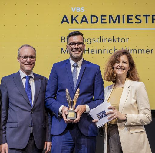 Vorschau Bild von Der Wiener Bildungsdirektor Heinrich Himmer mit
seinem Merkur Award, seinem Laudator Alexander Biach, Direktor-Stv.
der Wirtschaftskammer Wien, und Moderatorin Daniela Zeller auf der
Bühne der Grand Hall im Erste Campus
