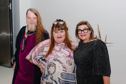 Vorschau Bild von MAK Generaldirektorin Lilli Hollein mit der
Künstler*in Jakob Lena Knebl, deren MAK x Gmunder Keramik x Jakob
Lena Knebl Spezialedition 2024 am Abend erstmals präsentiert wurde,
und Markus Pires Mata (v.r.n.l.)