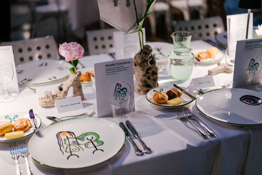 Vorschau Bild von MAK & MAK Art Society, Künstler*innendinner
anlässlich der Ausstellung „HARD/SOFT. Textil und Keramik in der
zeitgenössischen Kunst“, 16. Mai 2024 Gedeck mit MAK x Gmunder
Keramik x Jakob Lena Knebl Spezialedition 2024