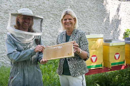 Verteidigungsministerin Klaudia Tanner mit einem
Imker bei einem Bienenstock in der Maria-Theresien-Kaserne.