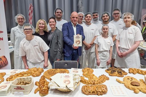 © photonews.at/Georges Schneider - Wiener Neustadt
(NÖ) 17.05.2024 - Heute hat die AK NÖ in die Kasematten von Wr.
Neustadt zur AK Berufsinfomesse 'Berufe zum Angreifen' eingeladen.
Berufsorientierung ist eine wichtige Grundlage für die spätere
Berufsentscheidung. Die jungen Besucher erhalten einen kindgerechten
und praxisnahen Überblick über die verschiedenen
Berufsmöglichkeiten. An den zahlreichen Infoständen konnten Kinder
Berufe ausprobieren und kennenlernen. Vor dem Rundgang gab es eine
Pressekonferenz. PHOTO: AK NÖ Präsident und ÖGB NÖ Vorsitzender
Markus Wieser (M), ..AMS NÖ Stv. Landesgeschäftsführerin Karmen
Frena (3vL), Linda Keizer (4.v.L. ÖGB NÖ LGF) mit den Lehrlingen der
Anker Bäckerei.
