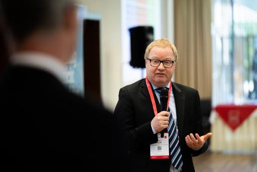 Vorschau Bild von Fachexperte Dr. Stefan Riegler sprach gemeinsam mit
Dr. Alexander Biach über Zukunftsstrategien des Pharmastandorts
Österreich