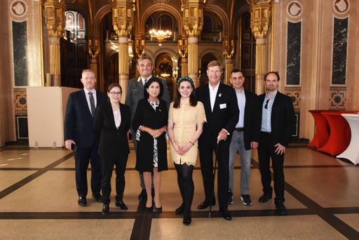  v.l.: Gerald Pracherstorfer (BMLV
Zielgruppenkommunikation), Vizedirektorin des Heeresgeschichtlichen
Museums Stefanie Pracherstorfer-Prigl; Militärischer Berater im
Verteidigungsministerium, Club Tirol-Vorstandsmitglied und
Organisator des Abends Stefan Kirchebner; Daniella Spera -
Kommunikationswissenschafterin, Journalistin und Executive Director
Kultur. Medien. Judentum; Moderatorin Johanna Gruber; Club
Tirol-Präsident Julian M. Hadschieff; Johannan Edelman, Leiter der
Meldestelle der Israelitischen Kultusgemeinde (IKG) und
Antisemitismusexperte des Zentrums für digitale Medienkompetenz
Dietmar Pichler