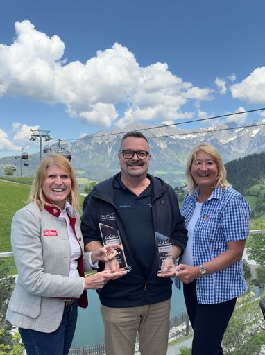  Im Bild v.l. Anita Baumgartner (SkiWelt Marketing
Leitung) Christopher Lahm-Wolter (Fa. Die Schneemenschen), Angelika
Pastler (Prokuristin SkiWelt Söll)