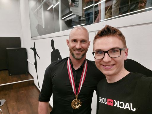  Nachdem Meistertrainer Christian Ilzer bei der
Pressekonferenz von seinen Spielern noch mit einer Bierdusche
überrascht wurde, stand der gebürtige Weizer anschließend den Fragen
der Medienvertreterinnen und -vertretern Rede und Antwort.
Mittendrin: Ligaportal-Reporter Antonio Perner (rechts), der die
Userinnen und User per Liveticker direkt ins Geschehen mitgenommen
hatte.