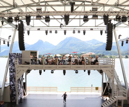 Probenfoto von der Salzkammergut-Seebühne am
Wolfgangsee. Das Mystical-Orchester auf der Salzkammergut-Seebühne.
Wolf - das Mystical.