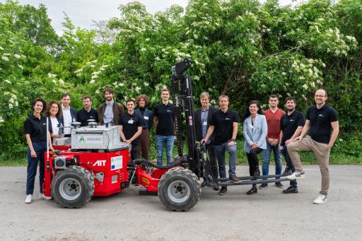 Am 7. Mai wurde der autonome Gabelstapler im AIT
Large-Scale Robotics Lab in Seibersdorf im Zuge des Projekts AWARD
präsentiert. Im Bild das AIT AWARD Team unter Leitung von Setareh
Zafari