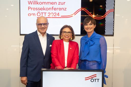  v.l.n.r.: Robert Seeber, Bundesspartenobmann für
Tourismus und Freizeitwirtschaft in der Wirtschaftskammer
Österreich, Susanne Kraus-Winkler, Staatssekretärin für Tourismus im
Bundesministerium für Arbeit und Wirtschaft & Astrid
Steharnig-Staudinger, CEO der Österreich Werbung