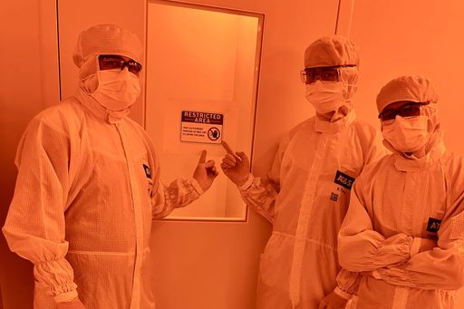 Top secret: Das Gelblicht schützt das sensible
Material im Reinraum vor ungewollter Belichtung, die neue
R&D-Maschine der AT&S-Experten darf nicht fotografiert werden.