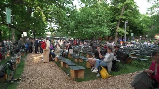 Der Wettergott meinte es gut mit dem THEATER IM
PARK: Gestern Abend fand im wunderbaren Garten der Familie
Schwarzenberg entlang der Prinz Eugen-Straße die Eröffnung der
fünften Saison statt. Rund 500 Gäste feierten einen bunten
Eröffnungsabend zwischen den prächtigen Platanen.
