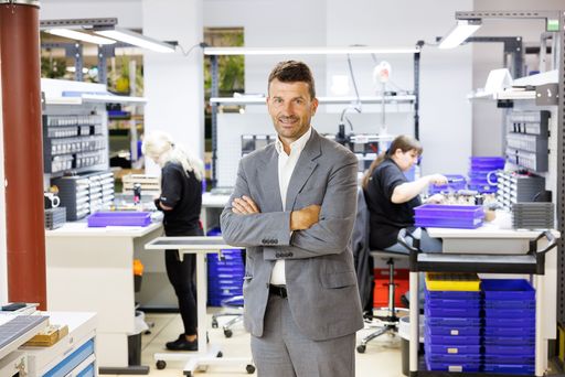 Stefan Ehrlich-Adám in einem Industriebetrieb