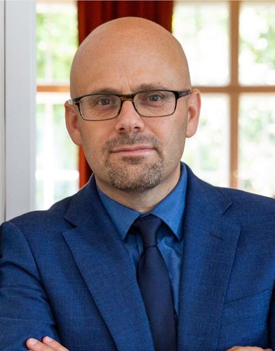 Festredner der DHK Matinee 2024: Prof. Daniel
Ziblatt, Ph. D., Direktor der Abteilung Transformationen der
Demokratie am Wissenschaftszentrum Berlin für Sozialforschung (WZB)
und Eaton-Professor für Regierungswissenschaften an der Harvard
Universität