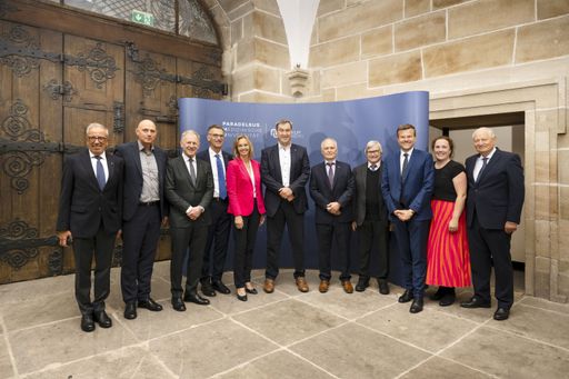 Der bayerische Ministerpräsident Dr. Markus Söder
(Mitte) und Nürnbergs Oberbürgermeister Marcus König (3. v. re.)
gratulieren am 17. Mai 2024 im Nürnberger Rathaus zum zehnten
Geburtstag der PMU Nürnberg, hier mit (v. li.) Michael Nake, Dr.
Stephan Kolb, Univ.-Prof. Dr. Wolfgang Sperl, Prof. Dr. Achim
Jockwig, Dr. Christiane Pedit, Univ.-Prof. Dr. Theodor Fischlein,
Anthony Windebank M.D., Dr. Ines Spieler und Univ.-Prof. Dr. Herbert
Resch. Foto: Uwe Niklas / Klinikum Nürnberg