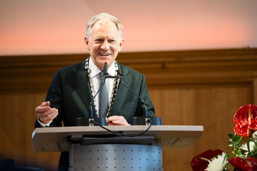 Vorschau Bild von PMU-Rektor Univ.-Prof. Dr. Wolfgang Sperl bei der
10-Jahres-Feier in Nürnberg: „Die PMU ist sehr stolz auf den
Standort Nürnberg. Durch ihre Verzahnung mit zwei großen
Krankenhäusern überzeugt unsere Universität in beiden Städten mit
ihrer starken, forschungsbasierten Lehre."