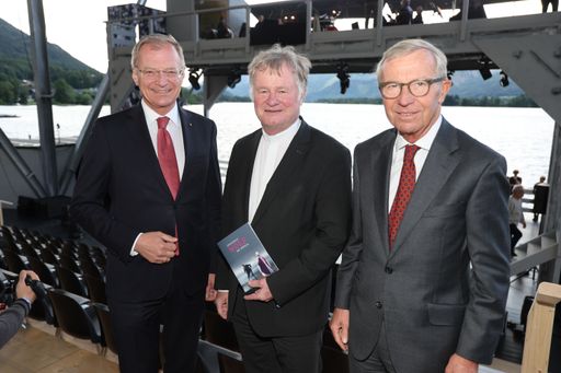 Vorschau Bild von Seebühne Wolfgangsee.Premiere des Mystical "Wolf"
in Ried am Wolfgangsee.v.l. Landeshauptmann Thomas Stelzer, Bischof
Manfred Scheurer, Landeshauptmann Wilfried Haslauer .Foto: Franz
Neumayr 23.5.2024