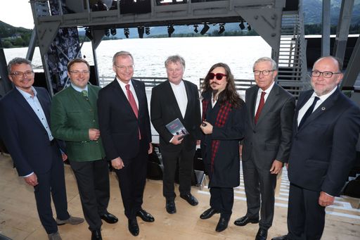 Vorschau Bild von Seebühne Wolfgangsee.Premiere des Mystical "Wolf"
in Ried am Wolfgangsee.v.l. Bürgermeister Harald Humer,
Bürgermeister Franz Eisl, Landeshauptmann Thomas Stelzer, Bischof
Manfred Scheurer, Gerd Hermann Ortler, Landeshauptmann Wilfried
Haslauer und Bürgermeister Otto Kloiber..Foto: Franz Neumayr
23.5.2024