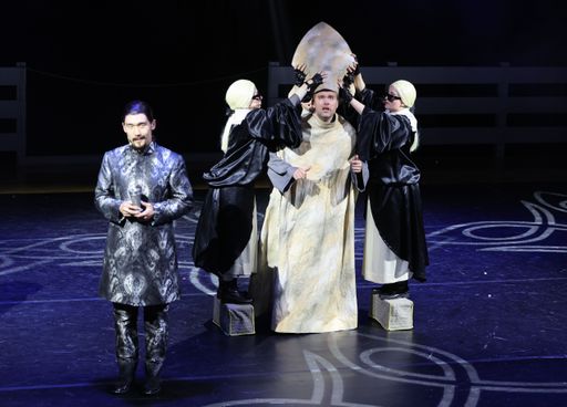 Vorschau Bild von Wolf - das Mystical auf der Seebühne am
Wolfgangsee.Salzkammergut Seebühne Wolfgangsee, .Fotoprobe.Im Bild:
Im Bild die Krönung des Wolfgang - Konstantin Zander.Foto: Franz
Neumayr 21.5.2024