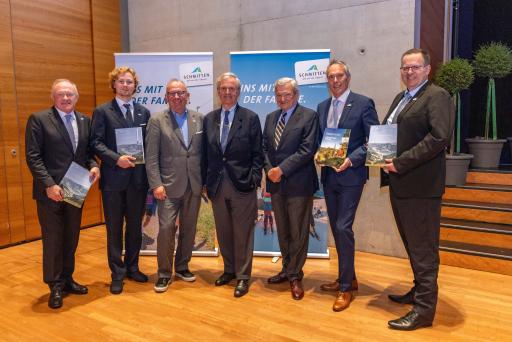  v. l.: Dr. Erich Egger, Felix Porsche, BA, Dr. Hans Peter
Schützinger, Dr. Hans Michel Piëch, KR Heinrich Spängler, Ing.
Hannes Mayer, Ernst Eder, MSc