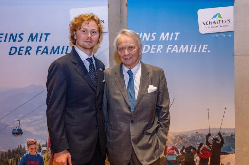 Vorschau Bild von Dr. Wolfgang Porsche zieht sich aus dem Aufsichtsrat zurück. Auf
dem Bild mit seinem Sohn, Felix Porsche, BA, der bei der 96.
Hauptversammlung als sein Nachfolger gewählt wurde.