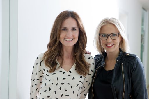 Vorschau Bild von Sylvia Dellantonio, Geschäftsführerin von willhaben
und Mercedes Krutz, Head of People & Culture bei willhaben