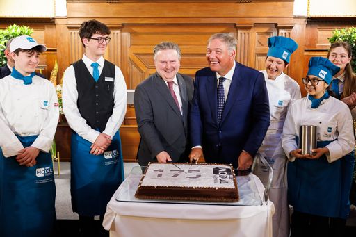 Bürgermeister Michael Ludwig und WK Wien-Präsident
Walter Ruck schneiden die Geburtstagstorte an