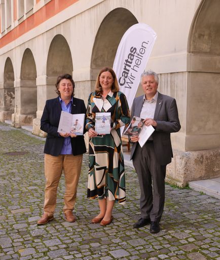  Die Caritas Steiermark präsentiert den Wirkungsbericht für das
Jahr 2023. Die anhaltende Teuerung, dazu Katastrophen im In- und
Ausland: Auf ein forderndes Jahr 2023 blickte die Caritas Steiermark
am Freitagvormittag bei der Präsentation des Wirkungsberichts 2023
zurück. „Mehr als einmal waren rasches Handeln, Spontaneität und
Flexibilität gefordert“, resümierte Direktorin Nora
Tödtling-Musenbichler: „Doch wo Krise ist, ist auch Hilfe.“