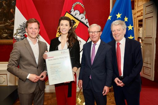 Im Bild: Landeshauptmann Wilfried Haslauer,
Rene-Marcic-Preisträgerin Raffaela Schaidreiter, Laudator Tobias
Pötzelsberger und Siegbert Stronegger (Jury Rene-Marcic-Preis)