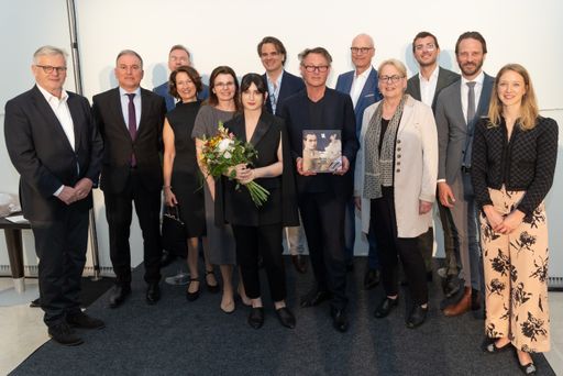 https://www.apa-fotoservice.at/galerie/35711
v.li.n.r., S.E. der deutsche Botschafter Vito Cecere und seine
Gattin Bettina Bundszus-Cecere, Aline Marion Steinwender (Kuratorin,
Leopold Museum), Moritz Stipsicz (Kaufmännischer Direktor, Leopold
Museum), Hans-Peter Wipplinger (Direktor, Leopold Museum), Inge
Herold (Stv. Direktorin, Kunsthalle Mannheim), Johan Holten
(Direktor, Kunsthalle Mannheim), Saskia Leopold (Vorstand, Leopold
Museum-Privatstiftung) und museale und private Leihgeber*innen.
