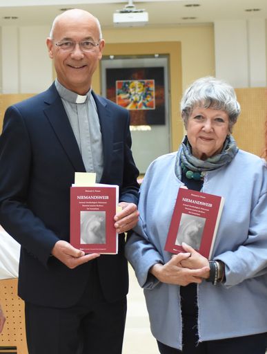 Präsentierten "Niemandsweib" - Autorin Rotraud A.
Perner und Dompfarrer Toni Faber