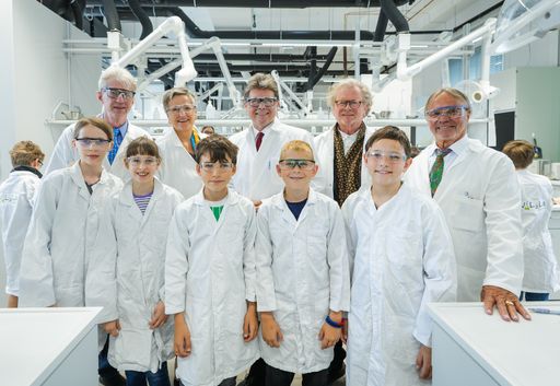 v.l.: Manfred Kerschbaumer Präsident des VCÖ, Christa Schnabl,
Vizerektorin für Lehre an der Universität Wien, Martin Polaschek,
Bundesminister für Bildung, Wissenschaft und Forschung, Bernhard
Keppler, Dekan der Fakultät für Chemie der Universität Wien, Michael
Alfred, Anton, Leiter des Instituts für Didaktik der Chemie mit
Schülerinnen und Schülern aus dem 18. Wiener Gemeindebezirk