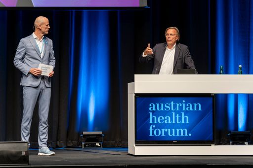 Vorschau Bild von Soziologe und Sozialpsychologe Prof. Harald Welzer sprach in
seiner Keynote über das Thema Vertrauen in komplexe Systeme.
V.l.n.r.: Christoph Hörhan und Prof. Harald Welzer