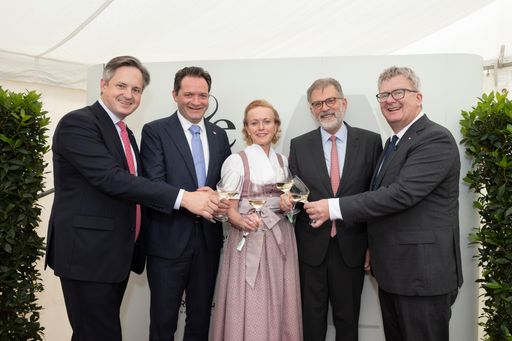  (v.l.): Eröffnung des Internationalen Weinfestivals
VieVinum mit Weinbaupräsident & Abg. z. NR Johannes
Schmuckenschlager, Bundesminister Norbert Totschnigg, Mag. Alexandra
Graski-Hoffmann, VieVinum Organisatorin; Georgios lliopoulos,
Botschafter von Griechenland; Chris Yorke, GF Österreich Wein
Marketing.