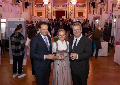 Vorschau Bild von Im Festsaal in der HOFBURG Vienna präsentieren die
Weingüter des Burgenlands während der VieVinum ihre feinen Weine.
(v.l.) Bundesminister Norbert Totschnigg, Mag. Alexandra
Graski-Hoffmann, VieVinum Organisatorin; Chris Yorke, GF Österreich
Wein Marketing.