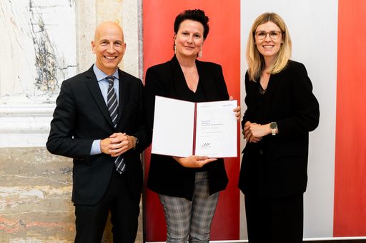 Vorschau Bild von v.l.n.r. Bundesminister Martin Kocher,
Austrian-Standards-COO Birgit Unger, Generalsekretärin Eva
Landrichtinger