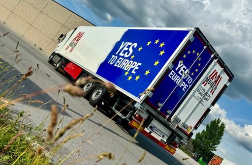 Mit diesen LKW-Zügen ruft Müller Transporte zur Teilnahme an der
EU-Wahl und zu mehr Europa-Freundlichkeit auf.