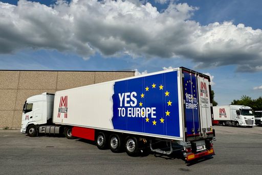 Vorschau Bild von Mit diesen LKW-Zügen ruft Müller Transporte zur Teilnahme an der
EU-Wahl und zu mehr Europa-Freundlichkeit auf.