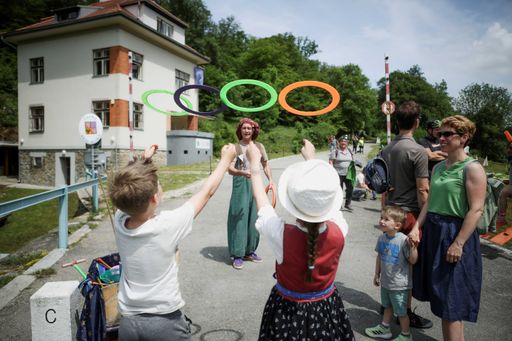 Vorschau Bild von Clown FUFO zeigt gemeinsam mit Besuchern Akrobatik
und Jonglierkunst.