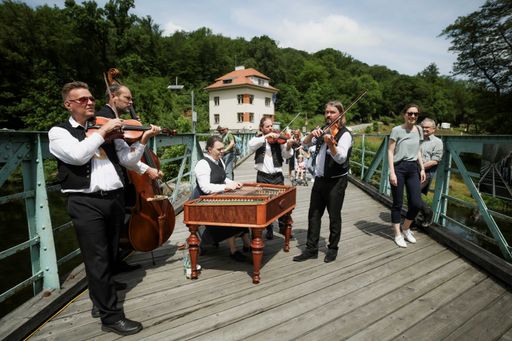  Musik-Ensemble spielt auf der Thayabrücke