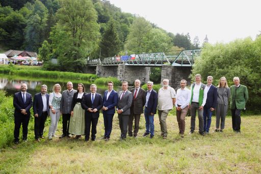 Vorschau Bild von Gruppenbild der Ehrengäste auf der Wiese