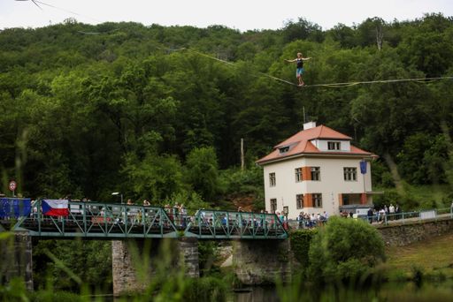 Vorschau Bild von In 12 Metern höhe balanciert ein Seiltänzer über
die Grenze zwischen Tschechien und Österreich