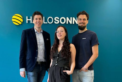 HALLOSONNE Geschäftsführer Marco Vitula (links) mit
Evelyn Seidl, Grid Affairs Specialist (mitte) & Nicholas Ströbitzer,
Head of Marketing (rechts)