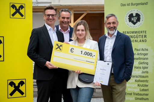 Vorschau Bild von Übergabe Spendenscheck Stipendium „WSET Diploma in
Wines and Spirits“ der Weinakademie Österreich