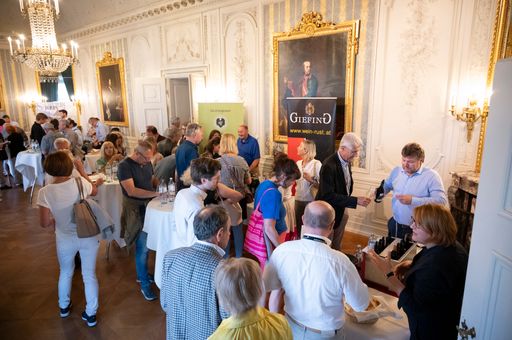 Vorschau Bild von Reger Andrang an den Präsentationstischen der
RWB-Winzer Gesellmann, Giefing und Hans Igler