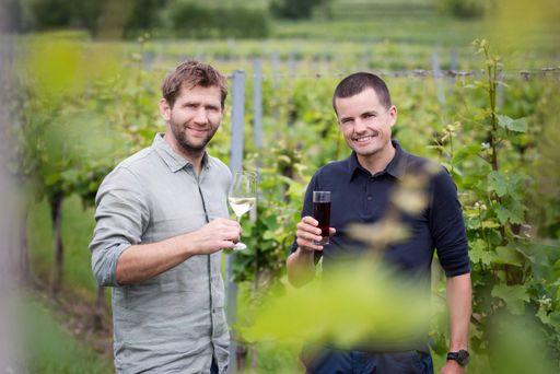 Markus Huber und Valentin Neuhauser stoßen auf ein
erfolgreiches Energieprojekt an.