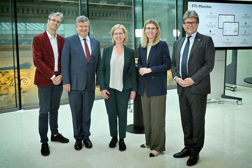 Präsentation des FTI-Monitors 2024 im Parlament mit
Thomas König (FORWIT), Thomas Henzinger (FORWIT), Bundesministerin
Leonore Gewessler (BMK), Generalsekretärin Eva Landrichtinger
(BMAW), Bundesminister Martin Polaschek (BMBWF).
